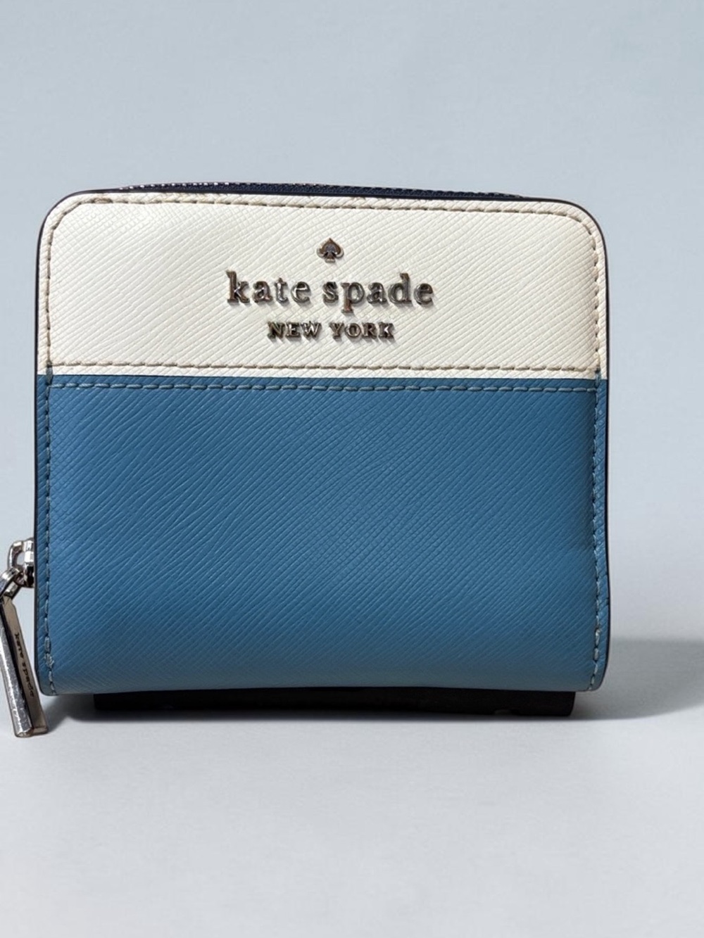kate spade Two-Tone Blue & Cream Zip Around Wallet LIKE NEW